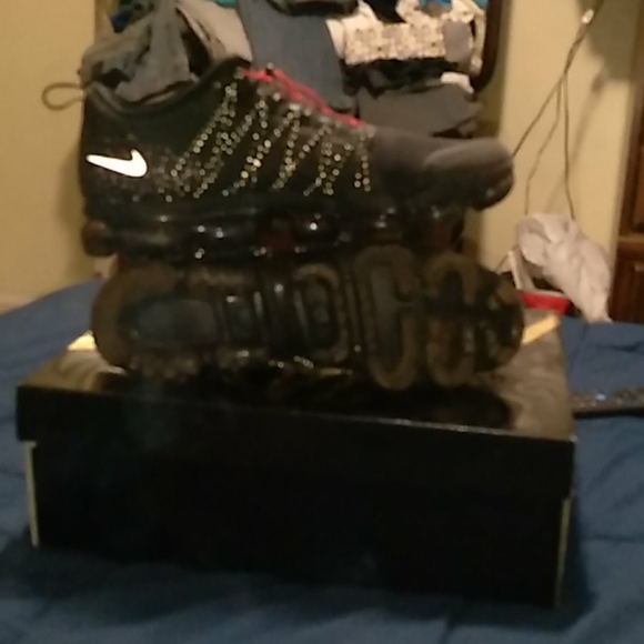 Staring two sets of shoes. Vapormax and LeBron - Picture 3 of 3